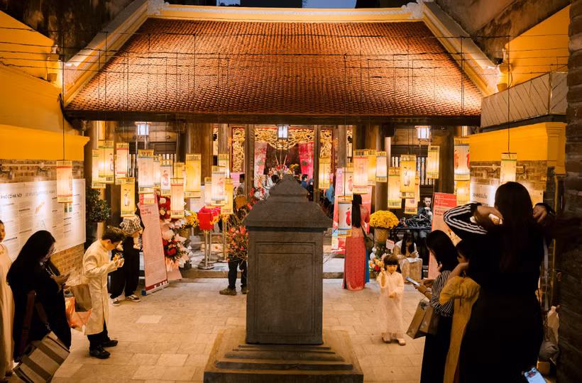 Không gian trưng bày nghệ thuật "Sắc màu truyền thống" thu hút sự tham gia của nhiều họa sĩ chuyên nghiệp và các em nhỏ.