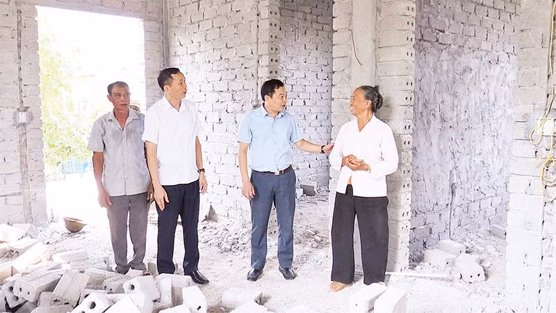 Lãnh đạo xã Thanh Lâm kiểm tra tiến độ xây dựng nhà tặng gia đình bà Trần Thị Trâm, thôn Trung Hiếu Thượng.
