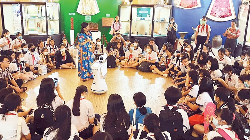 Học sinh tham quan Bảo tàng Lịch sử Thành phố Hồ Chí Minh. 