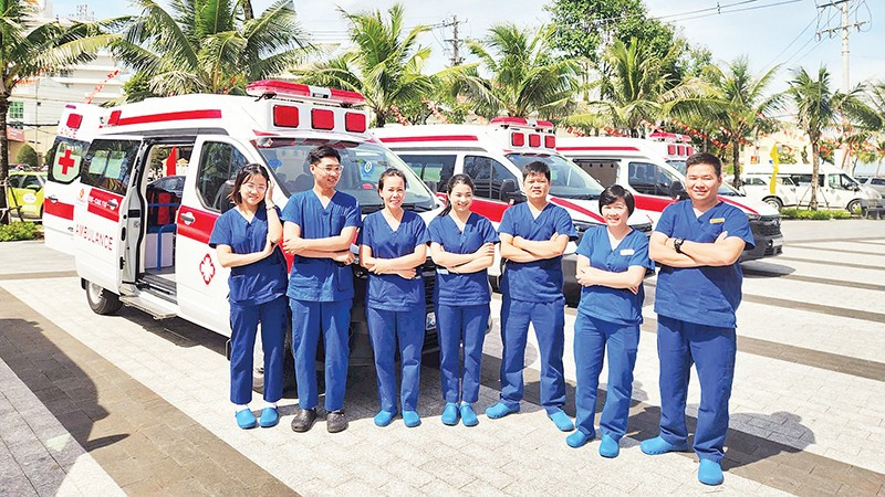 Bác sĩ, điều dưỡng, kỹ thuật viên và lái xe cứu thương Cơ sở cấp cứu ngoại viện Phú Quốc bên xe cứu thương do một doanh nghiệp tài trợ. 