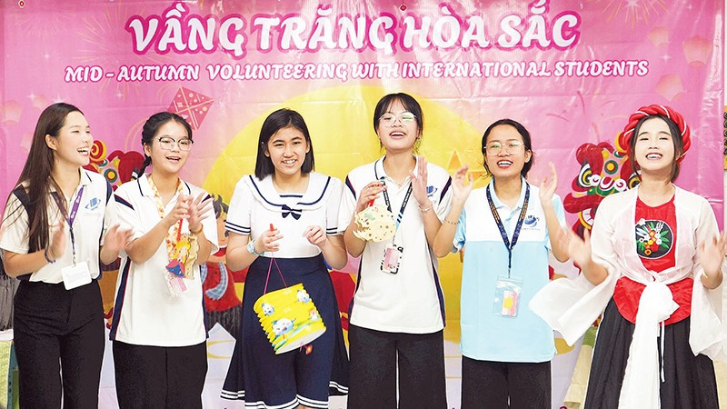 Sinh viên Trường đại học Mở Thành phố Hồ Chí Minh đem Tết Trung thu đến với Trường chuyên biệt Tương Lai. (Ảnh CTV) 