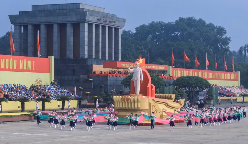 Cảnh diễu hành mở đầu Đại lễ kỷ niệm 80 năm Quốc khánh 2/9 trong chương trình “80 năm đất nước độc lập-80 năm Thủ đô rực rỡ Sao vàng” của Đài Phát thanh-Truyền hình Hà Nội.