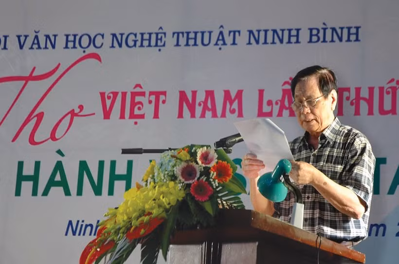 Nhà thơ Lâm Xuân Vi tại một sự kiện của Hội Văn học nghệ thuật Ninh Bình. (Ảnh VNNB).