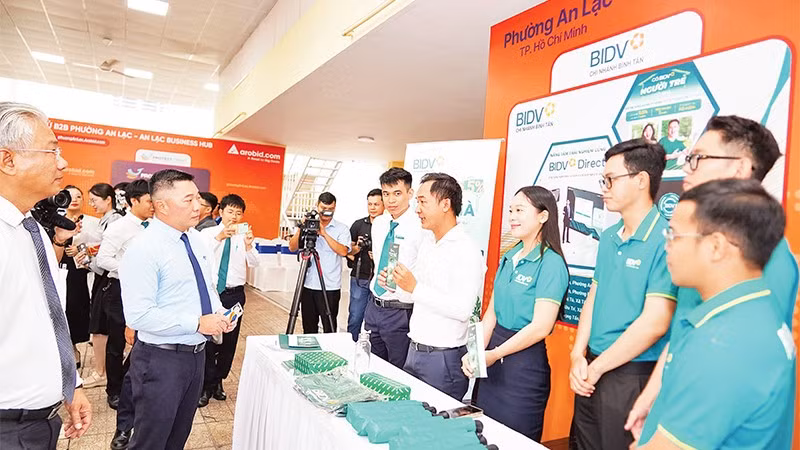 Lãnh đạo phường An Lạc tham quan các gian hàng ứng dụng giải pháp nền tảng số B2B Arobid.com.