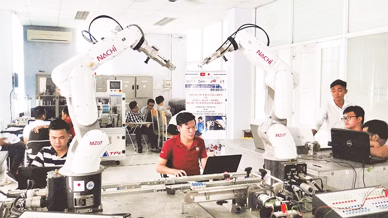 Đào tạo nguồn nhân lực tự động hóa tại Trung tâm đào tạo khu công nghệ cao (Khu Công nghệ cao Thành phố Hồ Chí Minh). KHÁNH TRÌNH