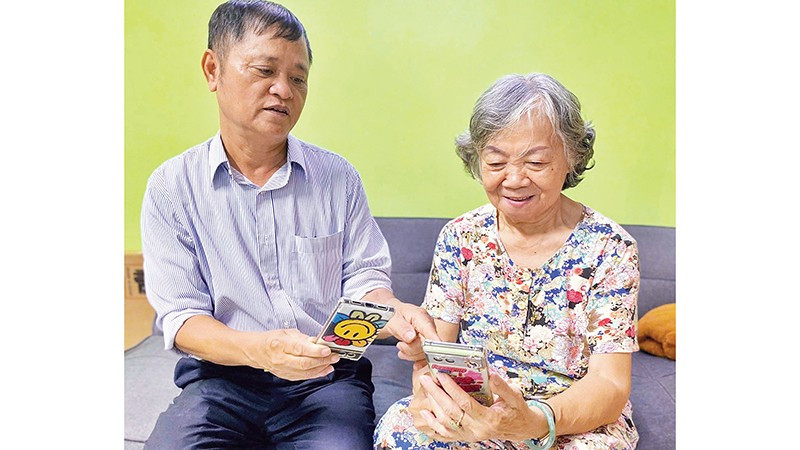 Ông Nguyễn Văn Hồng, Phó Bí thư Chi bộ, Trưởng khu phố 8, phường Tân Sơn Nhất hướng dẫn người cao tuổi trên địa bàn vào ứng dụng VNeID.