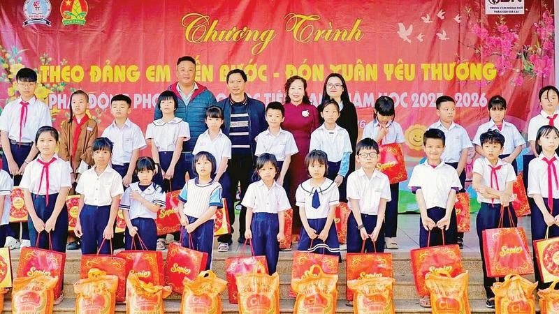 Trao quà Tết tặng học sinh có hoàn cảnh khó khăn.