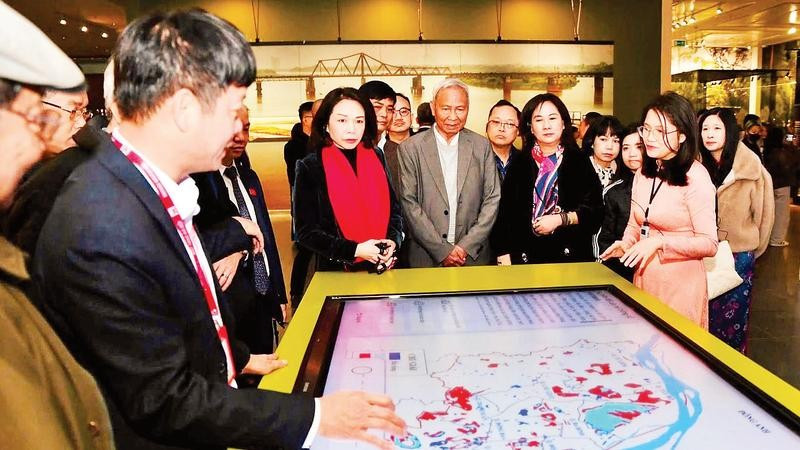 Các đại biểu tìm hiểu về không gian trưng bày tại Bảo tàng Hà Nội qua môi trường số.