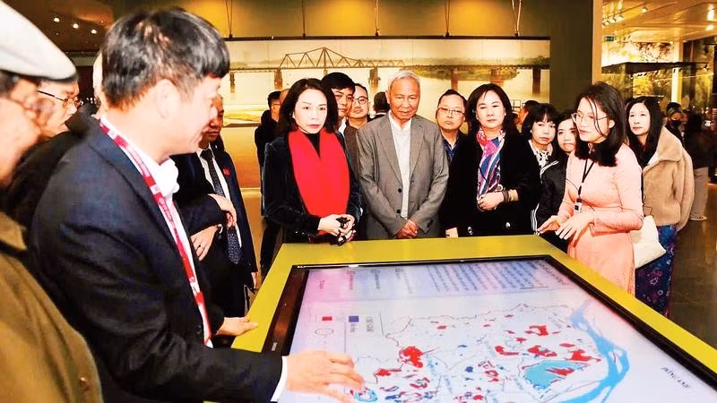 Các đại biểu tìm hiểu về không gian trưng bày tại Bảo tàng Hà Nội qua môi trường số.