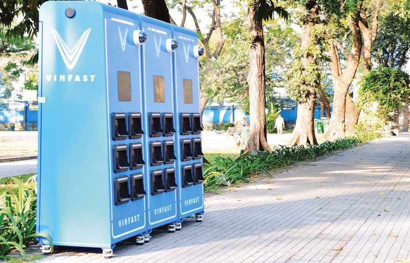 Tủ đổi pin xe máy điện mới được lắp đặt trên vỉa hè đường Điện Biên Phủ, phường Tân Định. (Ảnh THẾ ANH)