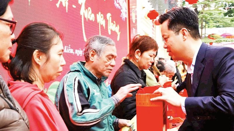 Lãnh đạo phường Hoàn Kiếm tặng quà các gia đình có hoàn cảnh khó khăn trên địa bàn.