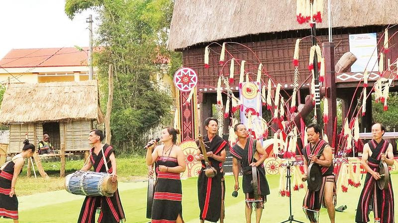 Nghệ nhân dân tộc Brâu thường xuyên biểu diễn “Sáp sam pu” thể hiện sự đoàn kết cộng đồng sâu sắc.