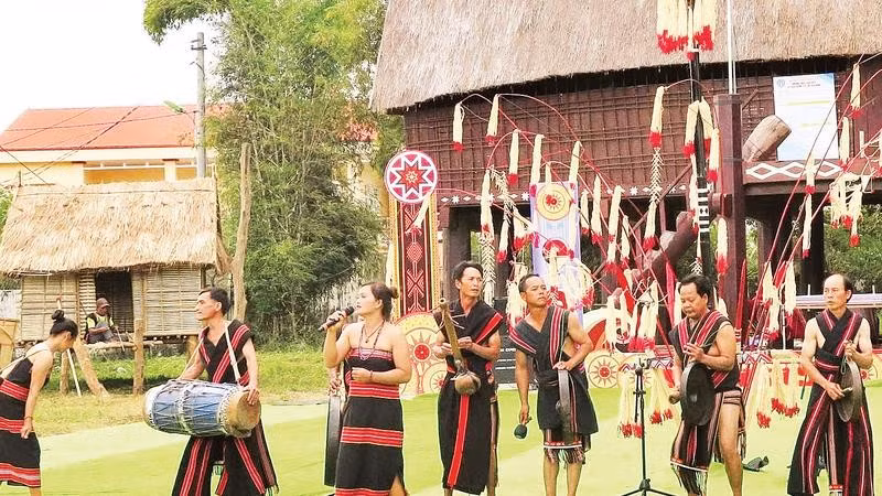 Nghệ nhân dân tộc Brâu thường xuyên biểu diễn “Sáp sam pu” thể hiện sự đoàn kết cộng đồng sâu sắc.