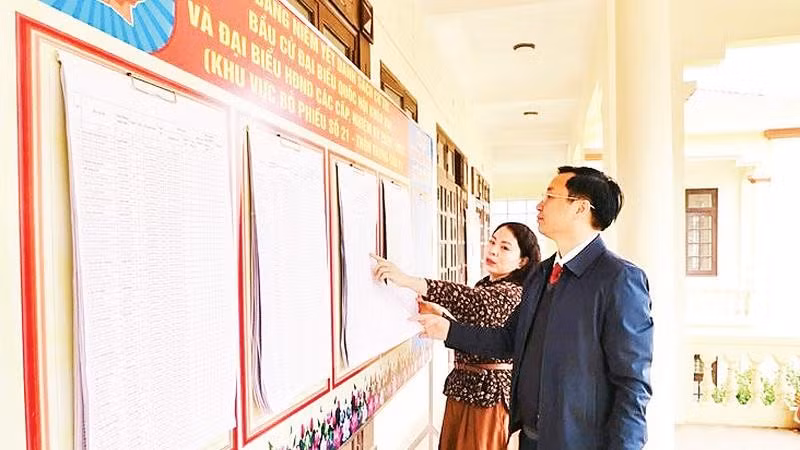 Kiểm tra việc niêm yết danh sách cử tri tại các khu vực bỏ phiếu trên địa bàn xã Phú Nghĩa.