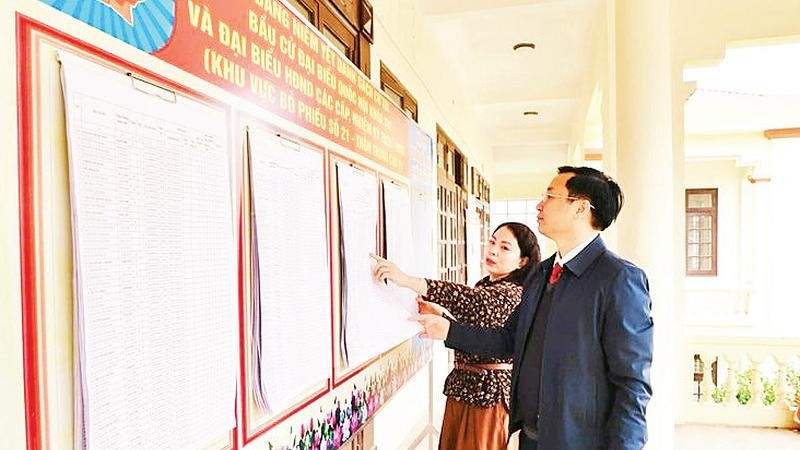 Kiểm tra việc niêm yết danh sách cử tri tại các khu vực bỏ phiếu trên địa bàn xã Phú Nghĩa.