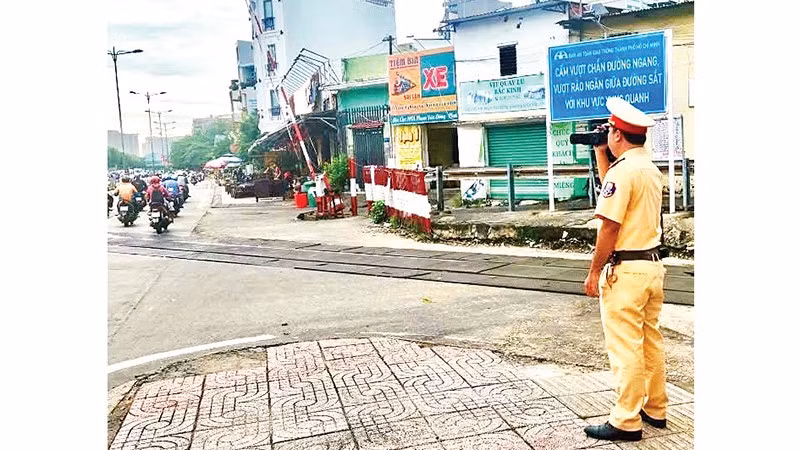 Cảnh sát giao thông dùng thiết bị ghi hình những trường hợp vi phạm trật tự giao thông. 