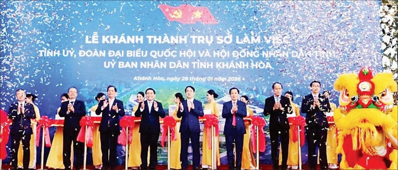 Các đại biểu cắt băng khánh thành trụ sở làm việc mới tỉnh Khánh Hòa. (Ảnh VŨ TÂN)