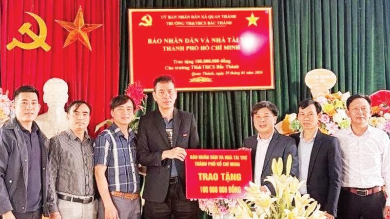 Đại diện Báo Nhân Dân tại Nghệ An trao tặng 100 triệu đồng cho Trường tiểu học và trung học cơ sở Bắc Thành. (Ảnh CHÂU PHƯỢNG)