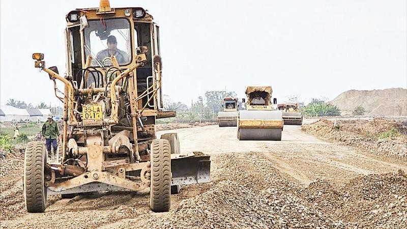 Phương tiện cơ giới thi công đoạn đường bộ ven biển qua cánh đồng xã Tân Tiến, tỉnh Thanh Hóa.