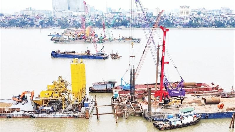 Các dự án trọng điểm trên địa bàn Thành phố Hà Nội đang được tập trung bảo đảm tiến độ. Trong ảnh: Công trường xây dựng cầu Trần Hưng Đạo đang khẩn trương thi công. (Ảnh QUANG THÁI)