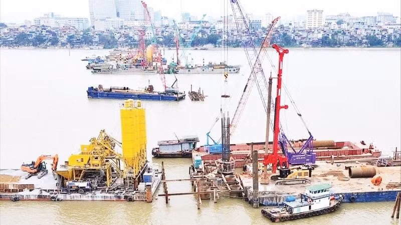 Các dự án trọng điểm trên địa bàn Thành phố Hà Nội đang được tập trung bảo đảm tiến độ. Trong ảnh: Công trường xây dựng cầu Trần Hưng Đạo đang khẩn trương thi công. (Ảnh QUANG THÁI)