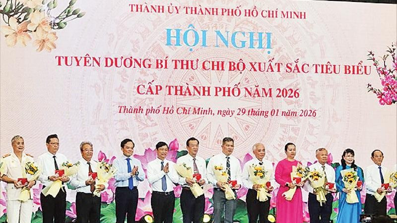 Tuyên dương bí thư chi bộ xuất sắc tiêu biểu cấp thành phố năm 2026. (Ảnh MẠNH HẢO)
