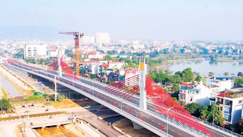 Cầu vượt đường sắt bắc-nam tại phường Hạc Thành, tỉnh Thanh Hóa.