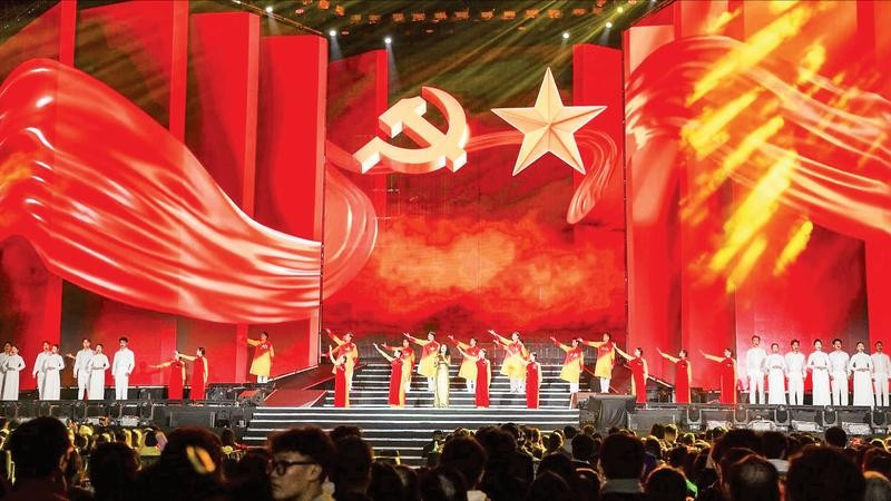 Liên khúc “Lá cờ Đảng-Việt Nam ơi mùa xuân đến rồi” mở màn chương trình nghệ thuật.