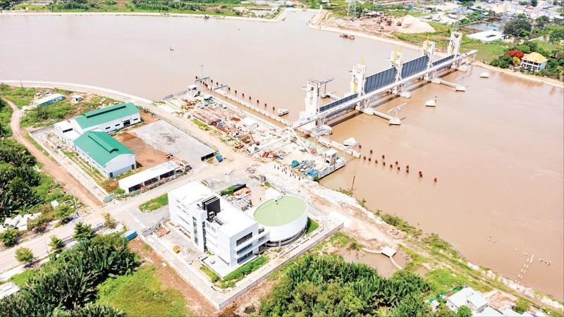 Cống ngăn triều Bến Nghé thuộc dự án chống ngập do triều khu vực Thành phố Hồ Chí Minh có xét đến biến đổi khí hậu (giai đoạn 1) giải quyết chống ngập cho lưu vực phía nam thành phố khi đi vào vận hành.