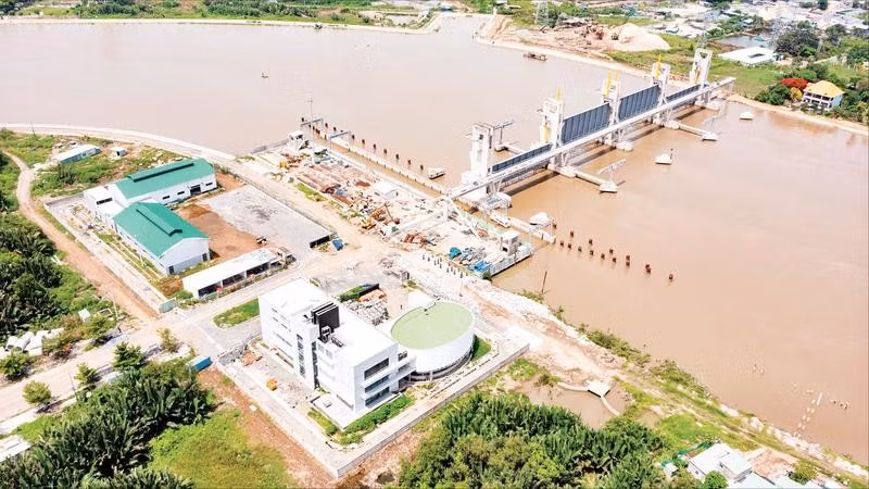 Cống ngăn triều Bến Nghé thuộc dự án chống ngập do triều khu vực Thành phố Hồ Chí Minh có xét đến biến đổi khí hậu (giai đoạn 1) giải quyết chống ngập cho lưu vực phía nam thành phố khi đi vào vận hành.