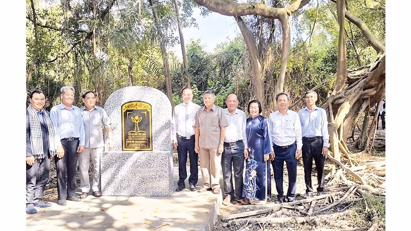 Ba cây gừa tại xã Mỹ Chánh Hòa (tỉnh Vĩnh Long) được công nhận là cây di sản. 