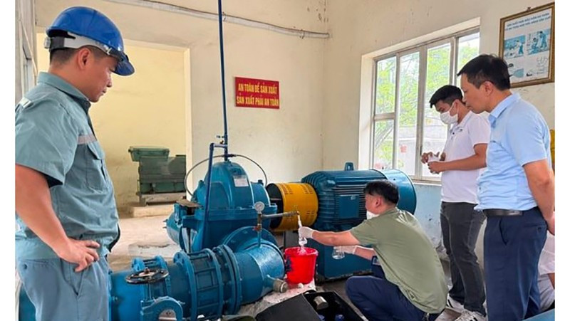 Trung tâm Kiểm soát bệnh tật Hà Nội kiểm tra, lấy mẫu xét nghiệm chất lượng nước sạch sử dụng cho mục đích sinh hoạt tại Nhà máy nước Hạ Đình.