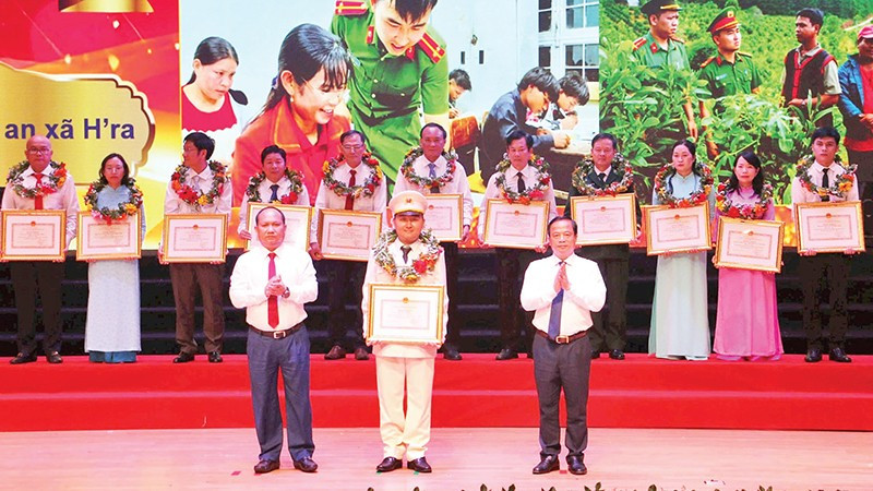 Trung úy Lê Tuấn Thành, Công an xã H’ra, nhận Bằng khen của Ủy ban nhân dân tỉnh Gia Lai tại Đại hội Thi đua yêu nước tỉnh Gia Lai lần thứ I.