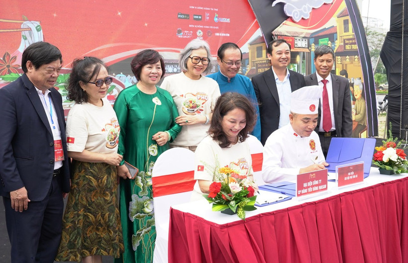 Đại diện các đơn vị tại lễ ký kết hợp tác trong công tác bảo tồn và phát triển nghề phở truyền thống Vân Cù và các giá trị phở Nam Định xưa.