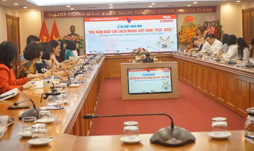 Toàn cảnh lễ ra mắt cuốn sách ảnh về 100 năm Báo chí Cách mạng Việt Nam. 