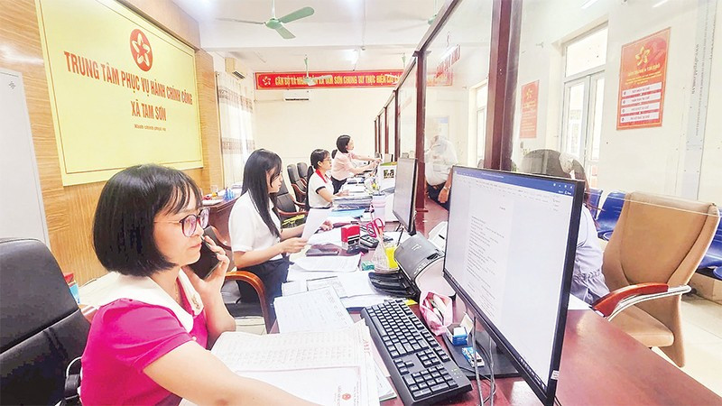 Công chức xã Tam Sơn, tỉnh Phú Thọ giải quyết thủ tục hành chính cho người dân.