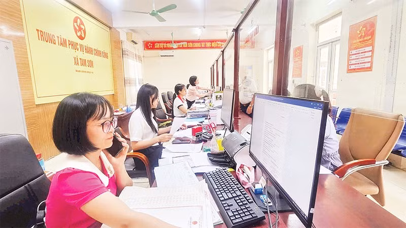 Công chức xã Tam Sơn, tỉnh Phú Thọ giải quyết thủ tục hành chính cho người dân.