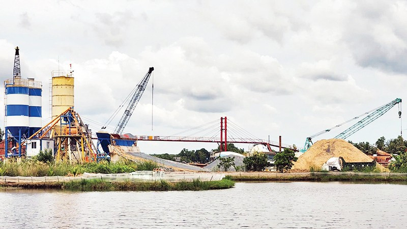 Công trường thi công cầu qua kênh xáng Chắc Băng, xã Vĩnh Phong, thuộc dự án đường Hồ Chí Minh. 