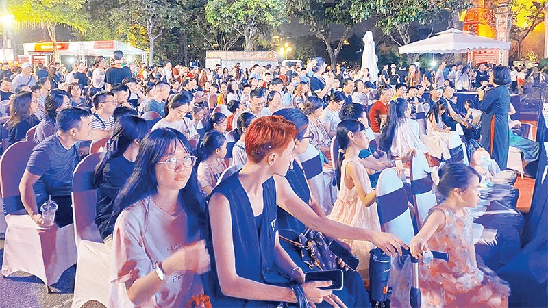 Không khí một buổi giao lưu về sách tại Hội sách Hà Nội 2025. 