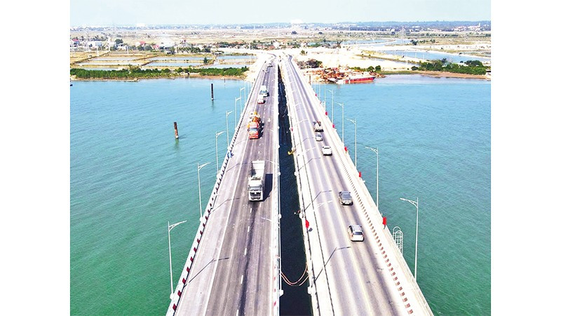 Cầu Gianh mới (bên trái) song song với cầu cũ giúp phá vỡ "điểm nghẽn" về giao thông tại khu vực này.