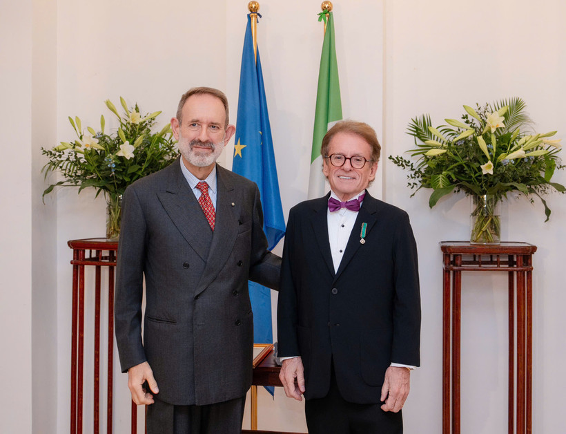 Ông Greig Craft (bên phải) và Đại sứ Cộng hòa Italia tại Việt Nam Marco della Seta tại buổi lễ trao huân chương.