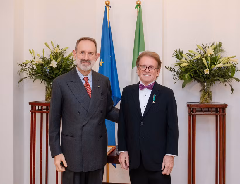 Ông Greig Craft (bên phải) và Đại sứ Cộng hòa Italia tại Việt Nam Marco della Seta tại buổi lễ trao huân chương.