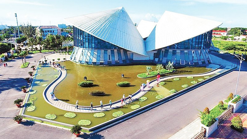 Nhà hát “ba nón lá” ở phường Bạc Liêu (nay thuộc tỉnh Cà Mau) - điểm du lịch tiêu biểu vùng Đồng bằng sông Cửu Long. (Ảnh THU ĐÔNG) 