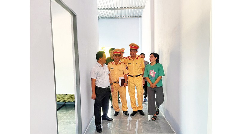 Vợ chồng ông Nguyễn Ngọc Vương vui mừng trong căn nhà mới.