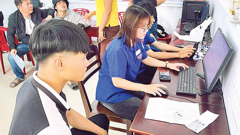 Đoàn viên thanh niên phường Phú Thủy hỗ trợ người dân.