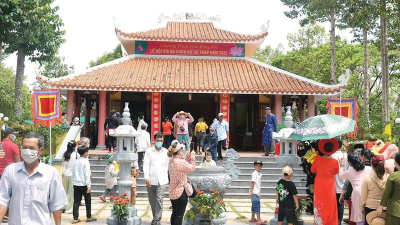 Du khách viếng Miếu Bà Chúa Xứ tại Gò Tháp.