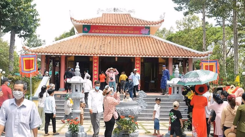 Du khách viếng Miếu Bà Chúa Xứ tại Gò Tháp.