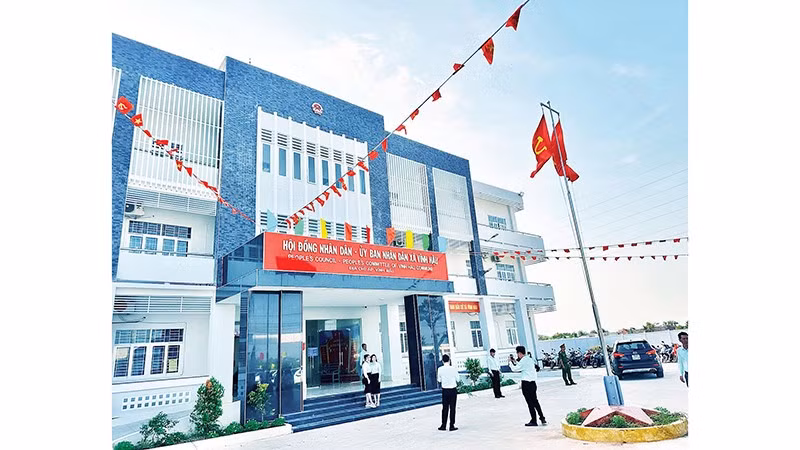 Trụ sở Ủy ban nhân dân Vĩnh Hậu, xã vùng ven biển ngày cận Tết.