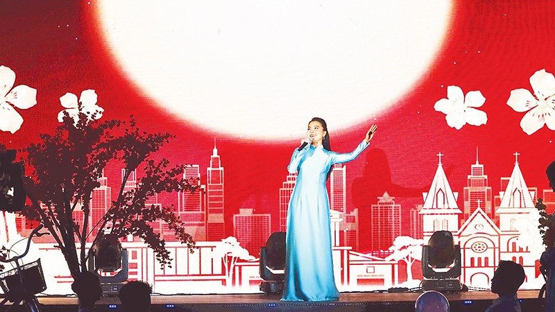 Ca sĩ Thanh Ngọc biểu diễn trong chương trình“Những ngày văn học, nghệ thuật Thành phố Hồ Chí Minh”.