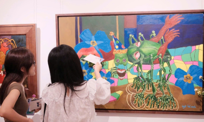 Triển lãm tranh "Khi nắng ghé qua" thu hút người xem bởi những tác phẩm độc đáo và sự đồng cảm, sẻ chia.